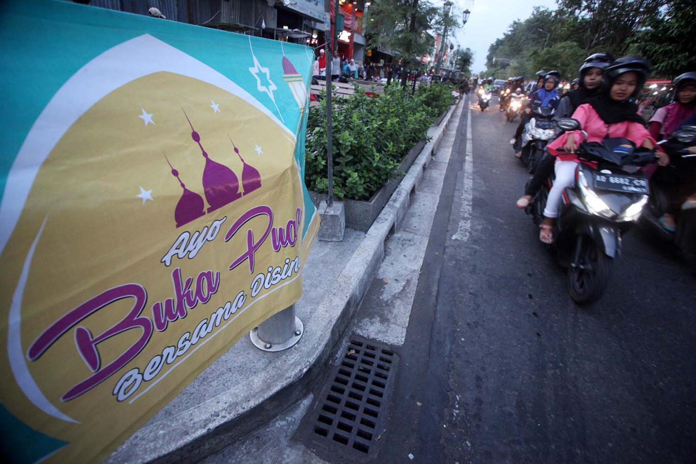 Spanduk yang mengundang orang-orang untuk menikmati hidangan buka puasa bersama | Foto: Boy T. Harjanto / Jakarta Post