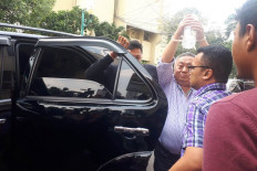 Presidential candidate pair Prabowo Subianto-Sandiaga Uno campaign spokesman Lieus Sungkharisma arrives at the Jakarta Police headquarters on Monday. He was arrested on suspicion of subversion and spreading hoaxes.