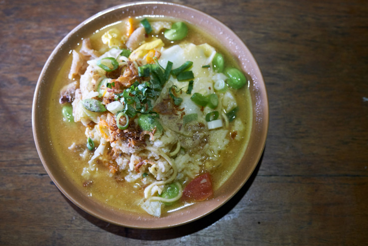 'Nasi godog' or 'nasi rebus' (boiled rice) that is usually cooked with charcoal. 