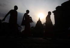 Silhouettes of Buddhist monks at Lumbung Temple in Central Java. JP/Boy T Harjanto