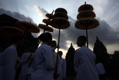 Buddhists put up umbrellas for a Waisak celebration in Lumbung Temple’s courtyard, Central Java. JP/Boy T Harjanto