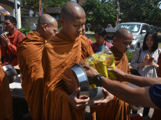 Novice monks receive alms from fellow Buddhists during the Pindhapata ritual at  Dhamadipa Arama Temple in Batu, East Java, on Monday. JP/Aman Rochman