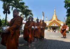 Novice Buddhist monks prepare for the Pindhapata ritual at Dhamadipa Arama Temple in Batu, East Java, on Sunday. This year’s Waisak celebrations were held within the temple’s compound in respect of Muslims observing Ramadan. JP/Aman Rochman