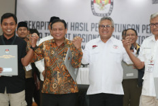 General Elections Commission (KPU) chairman Arief Budiman (second right) holds hands with the head of the Elections Supervisory Agency, Abhan (second left), flanked by the witnesses of the two presidential candidate camps after the KPU finished the vote-counting process at the KPU building in Jakarta on May 21.