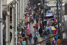 Yes or No? Street vendors occupying Jakarta sidewalks