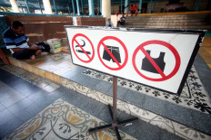 No smoking and proper attire signs are positioned at the mosque’s verandah. JP/Boy T. Harjanto