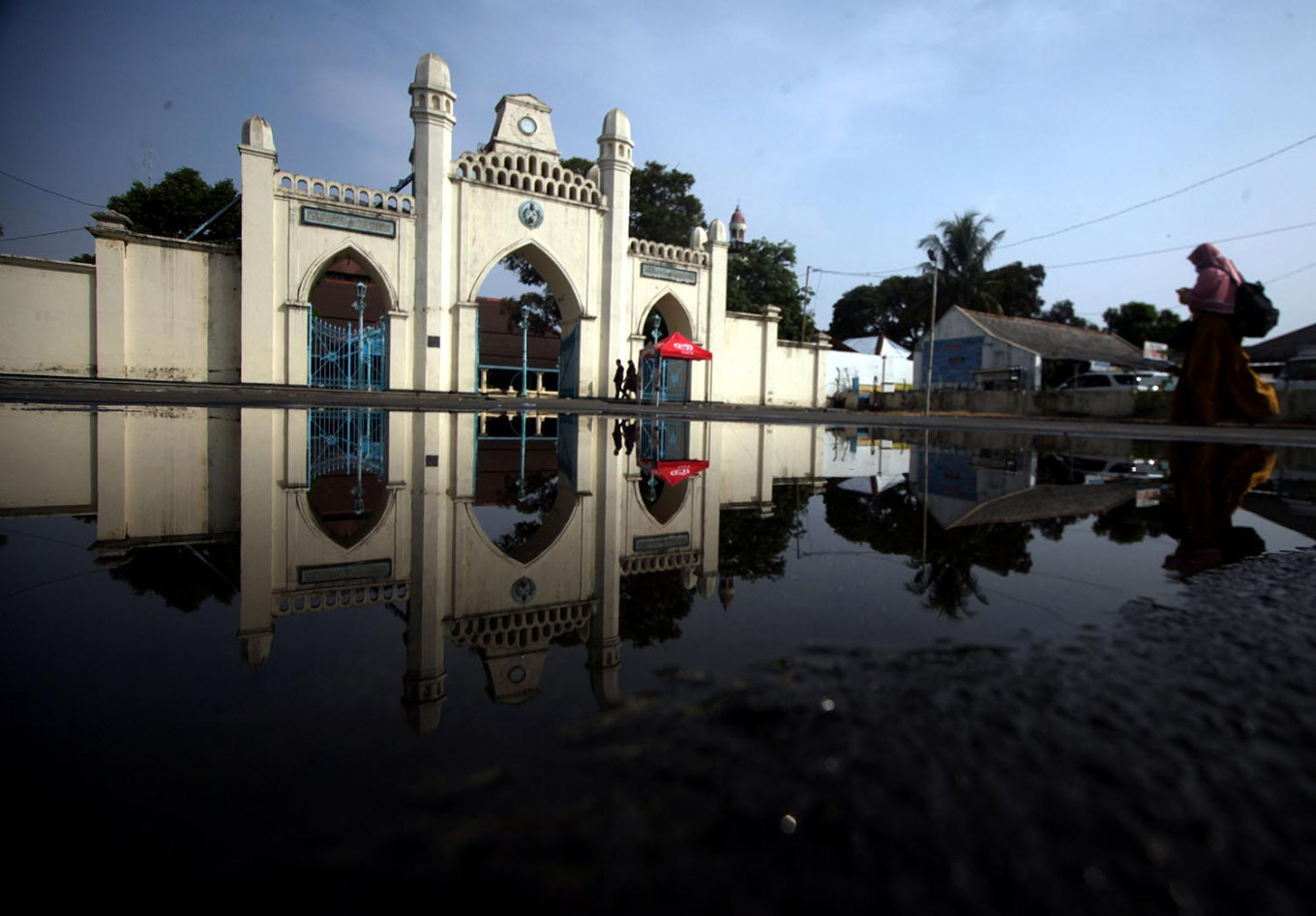 Gerbang timur masjid | Foto: Boy T. Harjanto / Jakarta Post