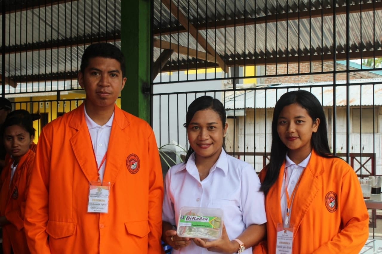 Mahasiswa kedokteran dari Universitas Nusa Nipa di Maumere berpose dengan produk inovasi mereka, BiKelor | Foto: Hengky Ola Sura / Jakarta Post
