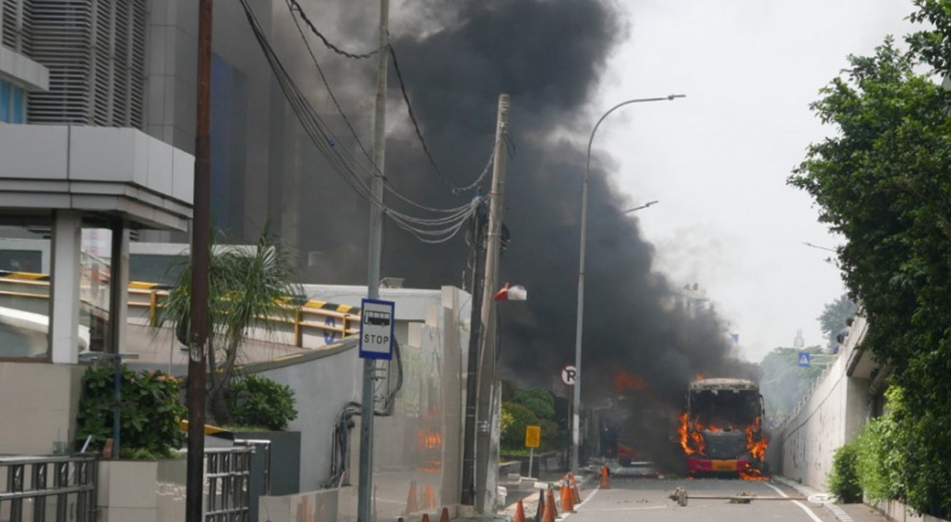 Rioting shifts to Slipi area in West Jakarta