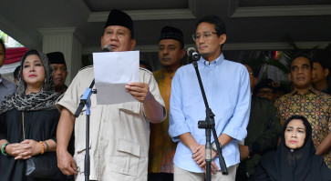 Prabowo tells everyone to calm down