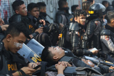 Antiriot police officers rest in the Petamburan area of Central Jakarta on Wednesday. JP/Dhoni Setiawan