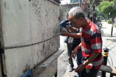 Small vendors lose livelihoods in Jakarta riots