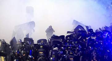 Police enjoy public support amid riots