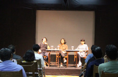 Insights: On stage, journalist Mawa Kresna (left), author Ruhaeni Intan (middle) and moderator Raisa Kamila participate in a discussion at Bentara Budaya Jakarta.