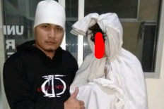 Police catch ‘pocong’ scaring motorists in Pemalang