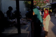 Muslims prepare to participate in the Megibung in the Muhajirin Mosque in Kepaon subdistrict, Denpasar. JP/Zul Trio Anggono