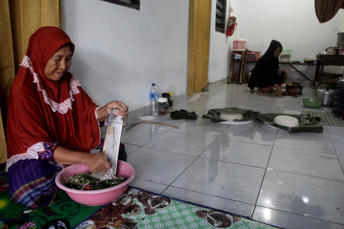 Seorang warga menyiapkan urap untuk Megibung | Foto: Zul Trio Anggono / Jakarta Post