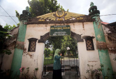 The gate to the Nyai (Mrs.) Ahmad Dahlan graveyard is located behind Kauman mosque. JP/Boy T. Harjanto