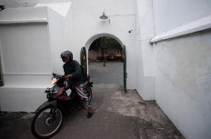 A motorist enters the east gate of Kauman. JP/Boy T. Harjanto