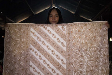 Risma Mustika, 14, shows her batik pattern.  JP/Sigit Pamungkas