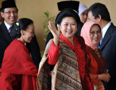 Former First Lady Ani Yudhoyono (center).