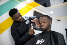Mobile barber cuts a dash with Afro-Caribbean Londoners