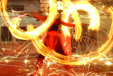 A daring performance from the Jogja Fire Dance Foundation during Malioboro After Midnight, part of the Mulanira Malyabhara pre-event performances of FKY 2019.