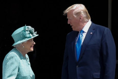 Trump meets queen after insulting London mayor