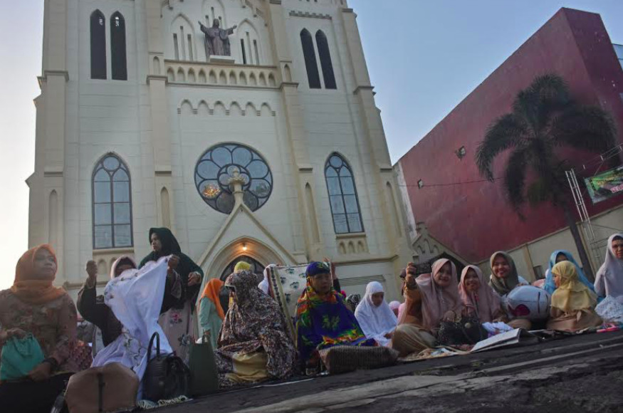 Eid prayers in churchyard show religious harmony in East Java