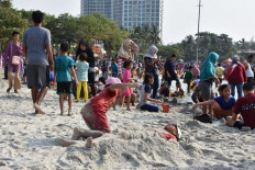 Holidaymakers enjoy attractions on second day of Idul Fitri