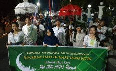 Hindus hit the road with Muslims in Lombok to celebrate Idul Fitri