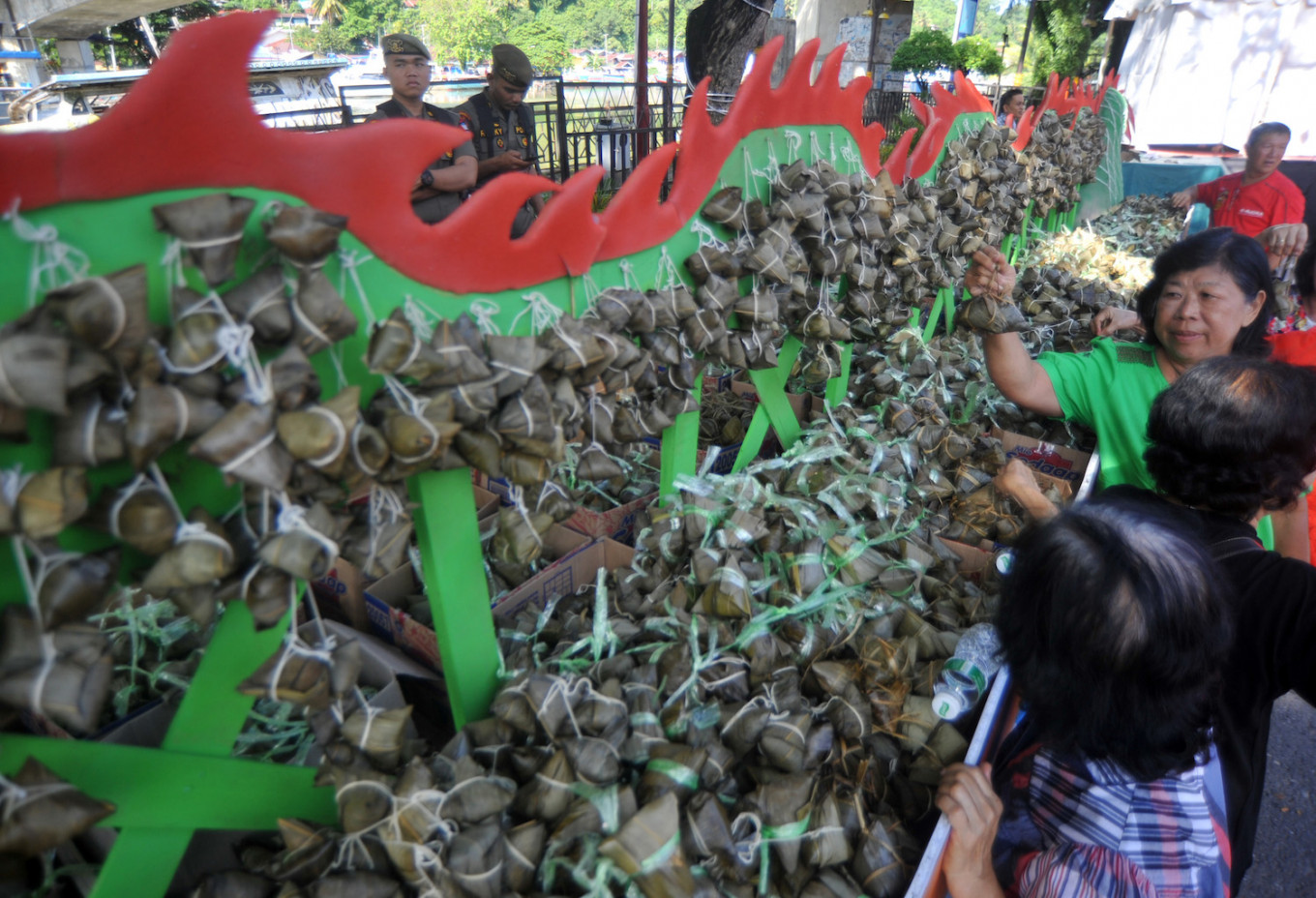 Bacang dan Lamang Baluo yang disediakan di Padang | Foto: Iggoy el Fitra / Jakarta Post