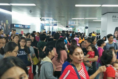 Complaints lead to harsh penalty for sitting on floors of MRT stations