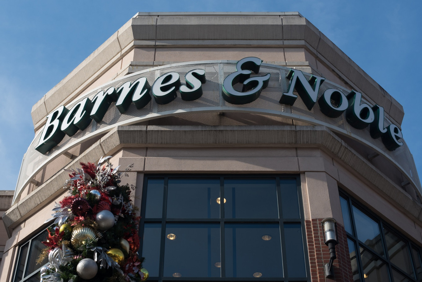 Hedge Fund Buys Struggling Book Retailer Barnes Noble Books