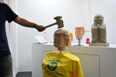  Trump-bashing gets physical at China tech show 