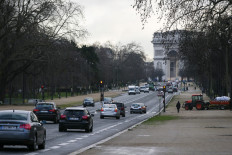 A picture taken on January 23, 2014 shows the Foch avenue and the Triumph Arc in Paris. 