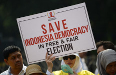 Protesters gathering outside Constitutional Court in defiance of police ban, Prabowo appeal