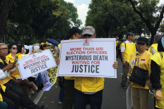 Court begins election appeal hearing, while hundreds crowd area