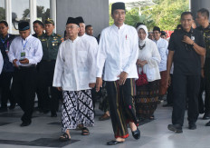 Looking good:  Wearing a sarong, President Joko “Jokowi” Widodo (front right), accompanied by Salahuddin Wahid (front left), a cleric and a leader of the Tebuireng Islamic boarding school, tours the Museum Islam Indonesia in Jombang, East Java. The President inaugurated the museum on Dec. 18, 2018.   