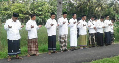 Nahdlatul Ulama (NU) clerics in their typical outfits, sarongs and black caps, pray during a ceremony to commemorate National Santri Day in Banyuman, Central Java, in August 2019.