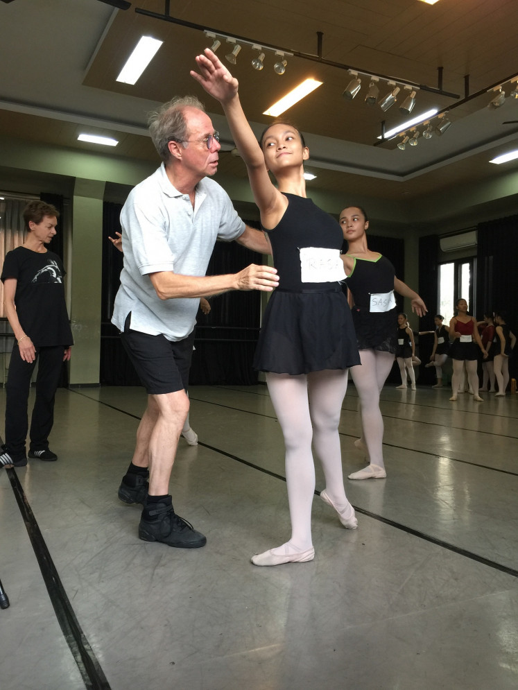 Minor details: Frank Andersen and Eva Kloborg coach Indonesian ballet students in Jakarta.