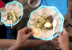 Succulent: The main dish of Lebaran Ketupat is diced ketupat served with opor ayam (chicken in coconut broth). JP/ Zul Trio Anggono