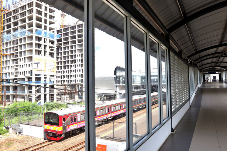 A commuter train stops at Cisauk Station, which is part of the Cisauk BSD City Intermodal area in Tangerang, Banten, on Wednesday. The area integrates a train station, a bus terminal, the BSD City modern market and apartment buildings. It was developed by PT Kereta Api Indonesia (KAI), the Tangerang regency administration and private companies. 