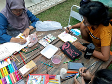 Women channel their 'inner Kahlo' through backyard art