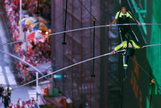 'Flying Wallendas' cross Times Square on high wire