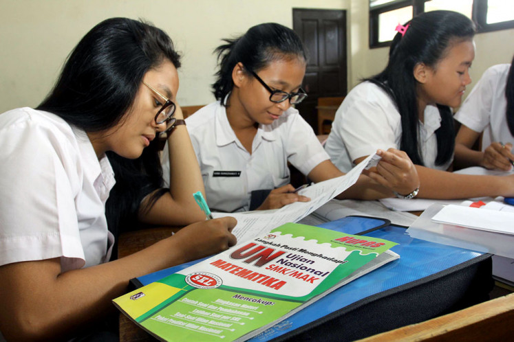 Better together: Students of SMA Taman Siswa state senior high school in Kemayoran, Central Jakarta, study together to prepare for national exams in this file photo. Students aspiring to enroll in their dream universities often resort to taking extra classes provided by school or private institutions.