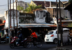 The Madyasura Arch in the east side of Yogyakarta Palace is now marred by temporary food stalls. JP/Boy T. Harjanto