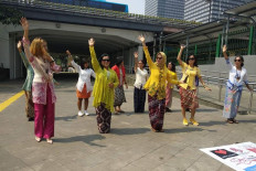 Women promote 'kebaya' wearing at MRT station