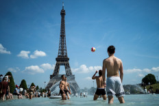 Parched tourists seek gelato and shade in sweltering Paris and Rome