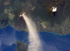 Papua New Guinea volcano spews ash, triggering eruption alert